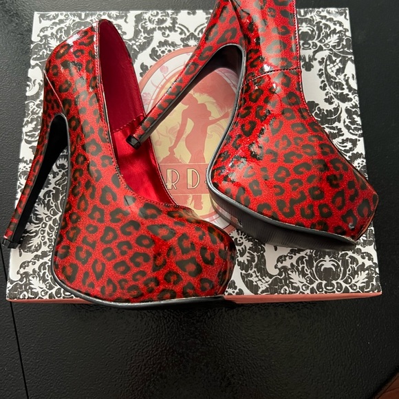 Pleasers Heels TEEZE-37 Bordello Pumps
Red Cheetah size 6 - Picture 2 of 5